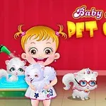아이가 동물들과 함께 있는 장면으로, 아이는 흰 강아지를 안고 있고, 주변에 여러 애완동물과 장난감이 놓여 있다
