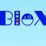 푸른 배경에 Blox라는 파란색 글자가 있으며, L 모양 안에는 다채로운 색의 사각형이 있고, O는 웃는 얼굴을 형상화하고 있다