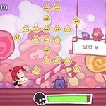 사탕과 구름이 있는 배경에서 빨간 모자를 쓴 캐릭터가 500m 표지판 앞을 지나가고 있다