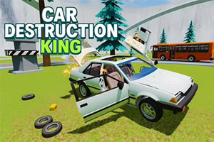 잔디밭 위에 문이 열린 흰색 파손 차량과 주변 타이어, 뒤편의 버스와 도시 풍경, CAR DESTRUCTION KING 문구가 보이는 장면