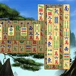 마작 타일들이 쌓여 있고 뒤에는 자연 경관이 배경으로 있습니다