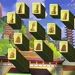 쌓여진 타일들이 배경의 전통 건축물과 청명한 하늘을 배경으로 배열되어 있습니다