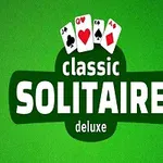 녹색 배경 위에 네 장의 카드와 classic SOLITAIRE deluxe라는 텍스트가 있는 이미지