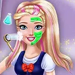 블론드 머리에 분홍색 하이라이트를 한 인형 스타일의 소녀가 얼굴에 녹색 팩을 바르고 초음파 세안을 받고 있는 모습