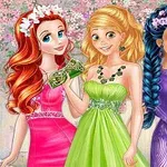 세 명의 젊은 여성이 화려한 드레스를 입고 손에 클러치 가방을 들고 있는 모습입니다