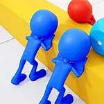 파란색 캐릭터 두 명이 노란색 장애물 위에서 빨간 공과 파란 주사위를 밀고 있는 장면