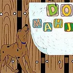 나무 배경 앞에 서 있는 개와 블록에 적힌 DOG MAHJONG 글자