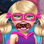 금발 머리를 한 소녀가 분홍색 가면을 쓰고 입을 크게 벌린 채 병원에 앉아 있는 모습