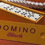 도미노 블록이 들어 있는 나무 상자와 DOMINO Block이라는 글자가 있는 상자 뚜껑
