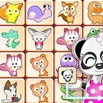 다양한 동물 그림이 그려진 타일이 격자 모양으로 배열되어 있으며 판다가 양손에 해골 그림이 그려진 카드를 들고 있습니다