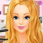 금발 머리의 여성이 헤어 스트레이트너로 스타일링을 받고 있는 모습