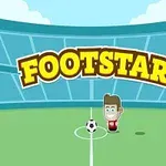 만화 스타일의 축구 경기장에서 축구공 옆에 서 있는 유니폼을 입은 캐릭터와 FOOTSTAR라는 글자가 배경에 보임