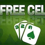 녹색 배경에 FREE CELL이라는 큰 글자와 클럽 모양의 카드 세 장이 있는 이미지