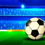 푸른 조명 아래 축구 경기장에서 큰 축구공과 작은 축구공이 골대 앞에 놓여 있는 모습
