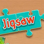 Jigsaw라는 빨간 글자가 쓰인 파란 퍼즐 조각이 나무 바탕 위에 놓여 있고, 주위에 다양한 색상의 퍼즐 조각이 놓여 있다