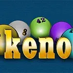 여러 가지 색상의 숫자 공 앞에 keno라는 금색 글자가 있는 이미지
