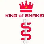 빨간 왕관과 KING OF SNAKES라는 글자 아래 뱀 모양의 그래픽이 있는 이미지
