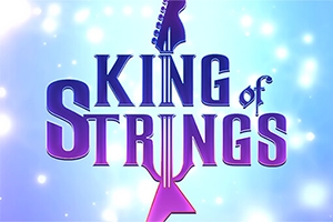 보라색과 파란색 그라데이션 배경 위에 KING of STRINGS라는 텍스트가 기타 모양과 함께 중앙에 배치되어 있습니다