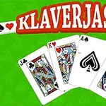 초록색 배경 위에 네 장의 카드(J, K, A, Q)와 KLAVERJASSEN이라는 글자가 있는 이미지