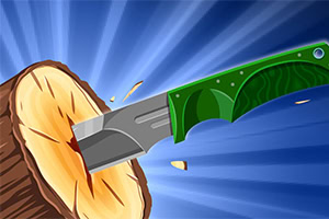 나무 통나무에 날이 박혀 있는 녹색 손잡이의 날카로운 도구