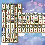 다양한 무늬와 색상의 숫자와 그림이 있는 마작 타일들이 층을 이루며 쌓여 있는 모습
