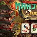 전통적인 건축물 배경에 Mahjong Quest 라는 글자와 새, 꽃이 그려진 마작 타일 세 개가 있는 이미지