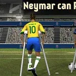 축구 경기장에서 두 명의 축구 선수가 목발을 짚고 있는 모습