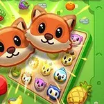 두 마리의 귀여운 여우 캐릭터가 보드 게임 타일 위에 있으며 주변에 과일과 동물 얼굴 아이콘들이 흩어져 있는 이미지
