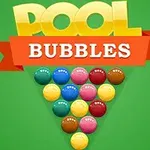 초록색 배경에 삼각형 모양으로 정렬된 다양한 색상의 공들 아래 POOL BUBBLES라는 텍스트가 있습니다