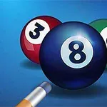 파란 바탕에 빨간색 3번, 파란색 8번, 녹색 6번의 당구공이 있고, 왼쪽 아래에 당구 큐가 보입니다
