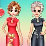 두 명의 여성이 전통적인 드레스를 입고 있으며, 배경에는 붉은 솜사탕 모양의 등이 매달려 있다