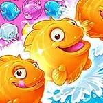 웃는 얼굴의 밝은 주황색 물고기들이 물속에서 뛰어오르는 모습과 다양한 색상의 작은 물고기들이 배경에 보입니다
