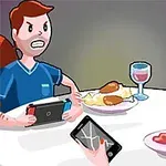 한 커플이 식탁에 앉아 각각 게임기와 스마트폰을 들고 다투고 있는 장면