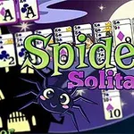 녹색 피부의 마녀가 솥 옆에 서 있고, 거미와 카드가 배경에 있는 삽화