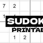 배경에 숫자 그리드가 있고 중앙에 SUDOKU PRINTABLE이라는 텍스트가 있는 이미지