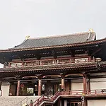 전통적인 일본식 사원 건물이 하늘을 배경으로 서 있다