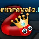 왕관을 쓴 빨간색 벌레 캐릭터와 wormroyale